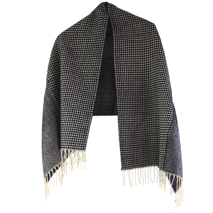 [11540] MANTON CON ROMBOS Y FLECOS 180X65CM