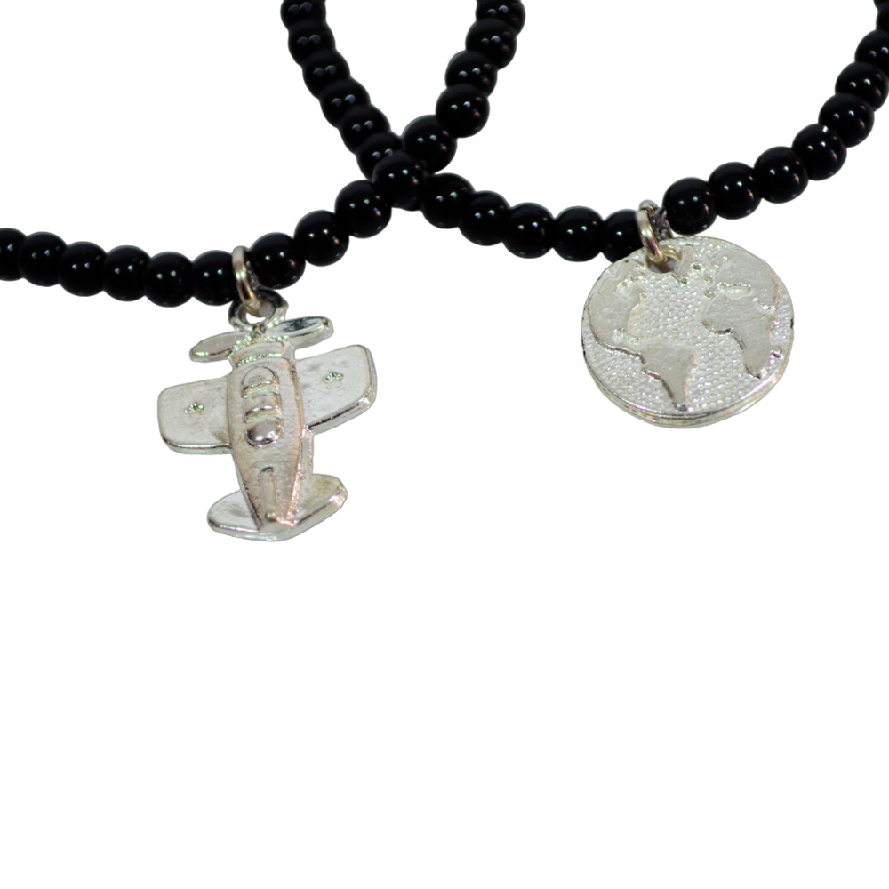 PULSERA DE CUENTAS CON DIJES MUNDO Y AVION