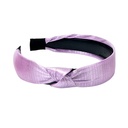 VINCHA RIGIDA CON TEXTURA BRILLOSA.