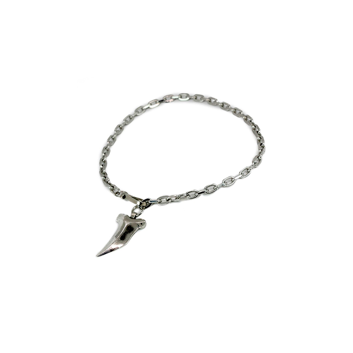 COLLAR MEDIO DE CADENA CON DIJE DE COLMILLO