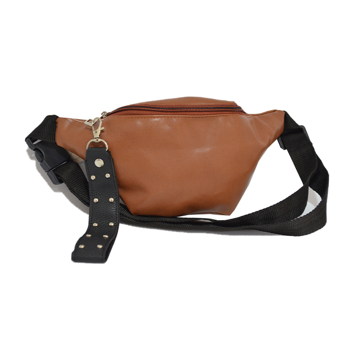 RIÑONERA CON LLAVERO Y TACHAS