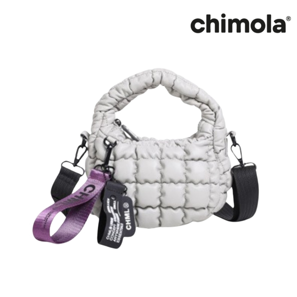 MINI BAG PUFFER CON LLAVERO DE CINTA CHIMOLA