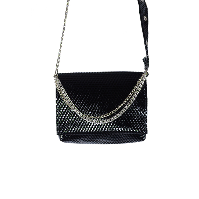 CARTERA DE CUERO CON TEXTURA Y CADENA